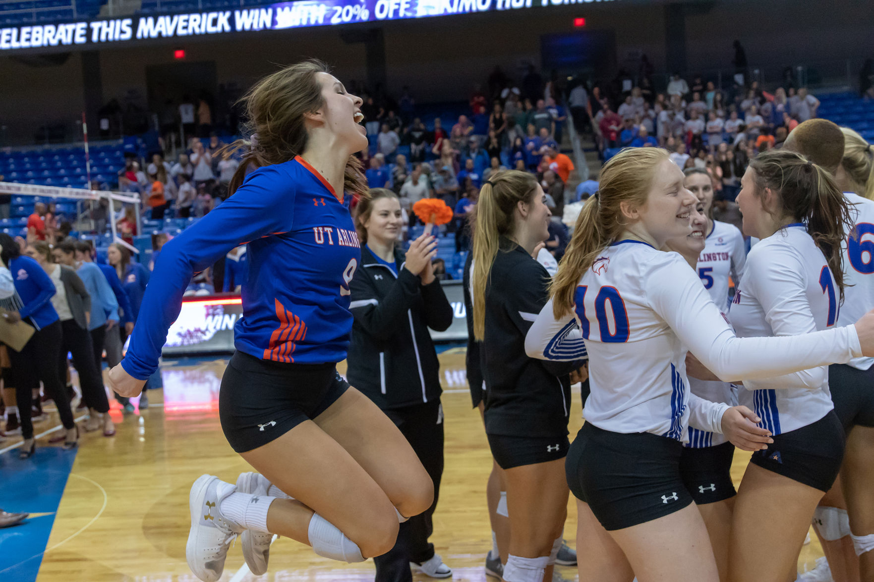 Volleyball sweeps weekend in five-set thrillers